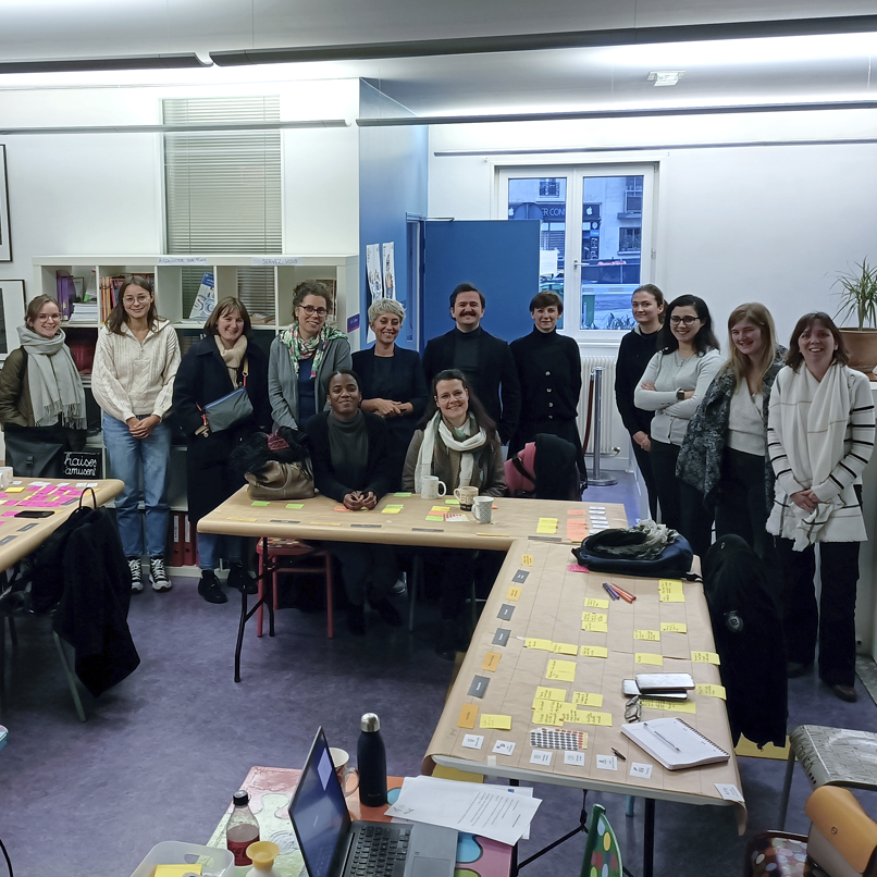 Photo de groupe du dernier jour de formation des 10 participantes et des 3 formateur et formatrices émilie Bougouin, Victor Dobin et Gwenaëlle Brochoire, dans la salle de travail.