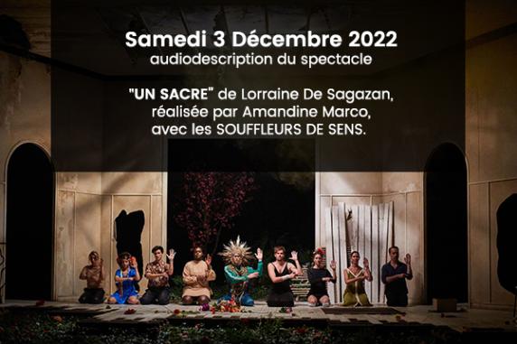 Sur scène, intérieur d'un  jardin d'hiver en ruine, 9 comédiens en ligne, assis en tailleur, comédien au centre porte une coiffe dorée et une large parure autour du cou.