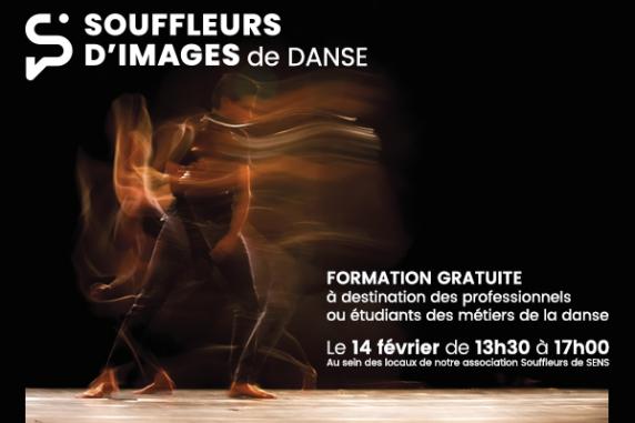 Sur scène, fond noir, un danseur habillé de noir est photographié avec une expositions prolongées. (L'exposition prolongée capture le passage du temps), ce qui laisse apparaître le mouvement de son corps sous forme de traînées lumineuses.