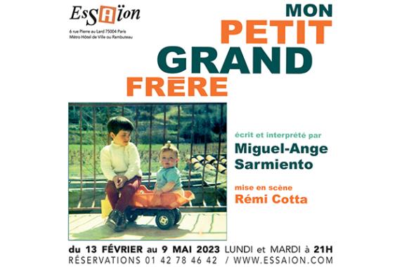 Affiche du spectacle avec infos puis une photo type polaroid,  à l’extérieur dans un jardin deux enfants. L'un à peu près 3 ans assis sur un jouet camion et l'autre d'un an assis dans le camion avec une houppette sur la tête.
