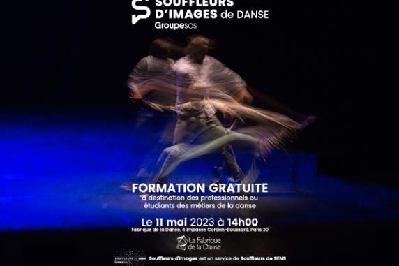 Sur scène, deux danseurs habillés en blanc sont photographiés en mode pose longue, c'est à dire que l'exposition est prolongée lors de la capture de l'image ce qui laisse apparaître les mouvements de leurs corps sous forme de traînées lumineuses.