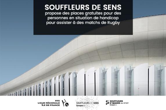 Photo en couleur, devant un ciel bleu une vue artistique en gros plan du toit du stade de PARIS LE DÉFENSE ARENA, architecture plutôt ronde avec des dalles blanches puis des panneaux blancs horizontals semi transparents accrochés devant des fenêtres toutes en longueur.