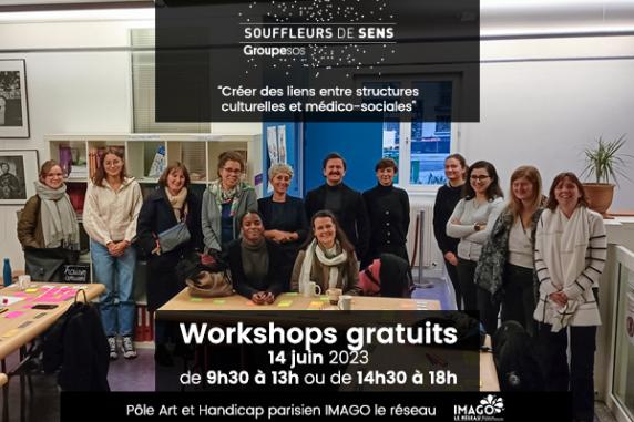 Photo couleur dans les locaux de Souffleurs de Sens pendant un workshop. Groupe de travail avec 13 participants et participantes, dont Victor Dobin, Gwenaëlle Brochoire et Émilie Bouguoin, debout en ligne et très souriant derrière le plan de travail. Tables placées en U avec tous les accessoires nécessaire pour l'élaboration du workshop, c'est à dire d'ordinateurs, fiches, post it de couleur, retroprojecteur, etc... 