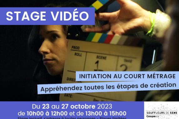 Visuel en 3 parties, la première dans bloc de couleur bleu foncé l'intitulé STAGE VIDEO. Au centre une photo en couleur représentant le visage au trois quart d'une jeune femme avec un clap devant elle où est inscrit scène 1, prise 2. Par dessus une phrase d'accroche initiation au court métrage inscrit en lettres noires dans cadres bleus clair légèrement en biais. Sur la dernière partie, scindée en deux, toutes les infos dates et horaires dans cadre bleu foncé, à droite sur fond blanc logo souffleurs de sens