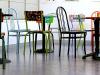 Vue de Photo de l'espace d'accueil de Souffleurs de Sens, espace coloré avec une dominance de violet et des chaises, tables multicolor