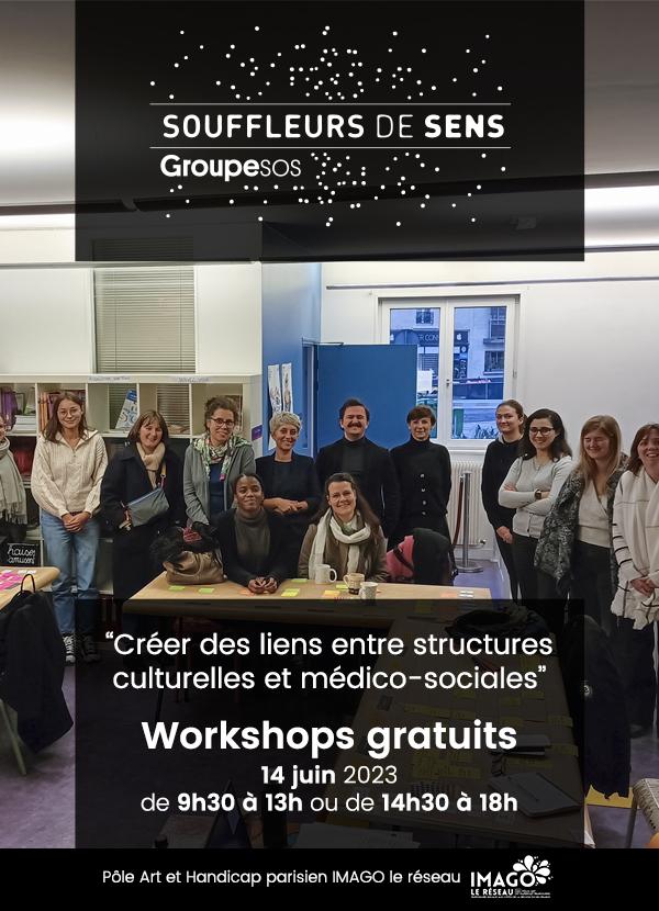 Photo couleur dans les locaux de Souffleurs de Sens pendant un workshop. Groupe de travail avec 13 participants et participantes, dont Victor Dobin, Gwenaëlle Brochoire et Émilie Bouguoin, debout en ligne et très souriant derrière le plan de travail. Tables placées en U avec tous les accessoires nécessaire pour l'élaboration du workshop, c'est à dire d'ordinateurs, fiches, post it de couleur, retroprojecteur, etc... 