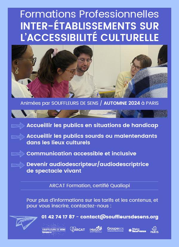 Le visuel énonce la totalité de la publication. Le fond est bleu foncé avec un cadre bleu clair. Tous les textes sont en blanc. Dans l'ordre nous pouvons lire le titre ensuite les intitulés avec les dates de chaque formation et enfin les coordonnées pour contacter Souffleurs de Sens. Les logos partenaires sont blanc et situés tout en bas du visuel. Une illustration figure juste en dessous du titre. C'est une photo en couleurs. Elle représente un groupe de travail composé de 5 participants et participantes.