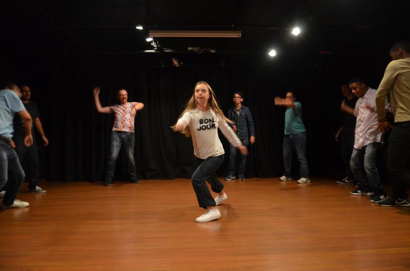Photo d'un groupe de participants entrain de danser en salle de répétition à Souffleurs de Sens