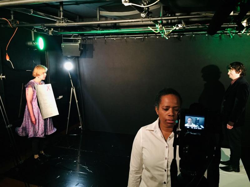 Photo d'un groupe en tournage dans la salle de répétition